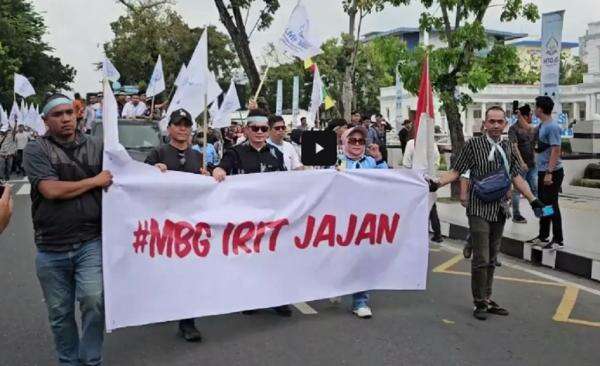 Ribuan Warga Demo di Kantor Gubsu, Desak MBG Diawasi dan Dilanjutkan Ribuan Warga Demo di Kantor Gubsu, Desak MBG Diawasi dan Dilanjutkan