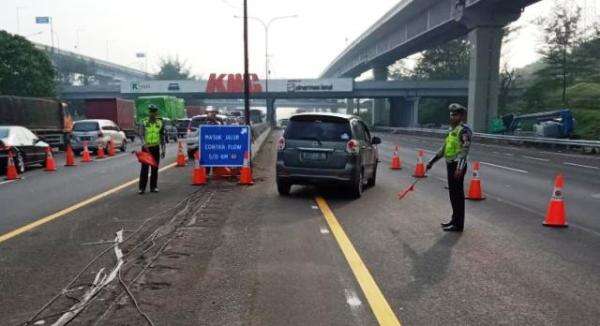 Tol Cikampek Berlakukan Contraflow di KM 21 hingga KM 23, Urai Kemacetan Parah Tol Cikampek Berlakukan Contraflow di KM 21 hingga KM 23, Urai Kemacetan Parah