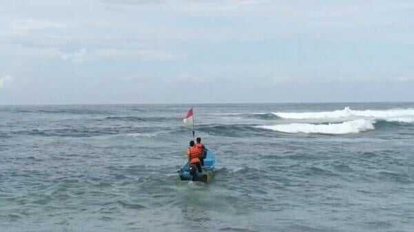 Siswa SMP 7 Mojokerto Terseret Ombak di Pantai Drini Yogyakarta, 4 Hilang Siswa SMP 7 Mojokerto Terseret Ombak di Pantai Drini Yogyakarta, 4 Hilang