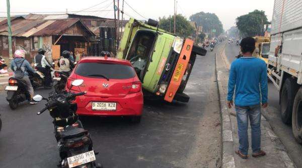 Truk Tabrakan di Jembatan BKT, Lalin dari Bekasi ke Pulo Gadung Macet Parah Truk Tabrakan di Jembatan BKT, Lalin dari Bekasi ke Pulo Gadung Macet Parah