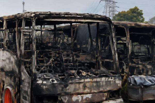 Penampakan Puluhan Bangkai Bus Terbakar di Pangkalan PO Cikarang Bekasi, Total Hampir 50 Unit Penampakan Puluhan Bangkai Bus Terbakar di Pangkalan PO Cikarang Bekasi, Total Hampir 50 Unit