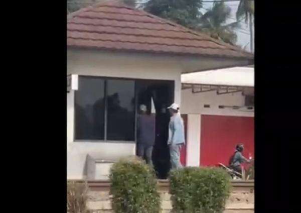 Penjaga Pelintasan KA di Garut Dikeroyok Pemotor gegara Tegur Jangan Terobos Penjaga Pelintasan KA di Garut Dikeroyok Pemotor gegara Tegur Jangan Terobos