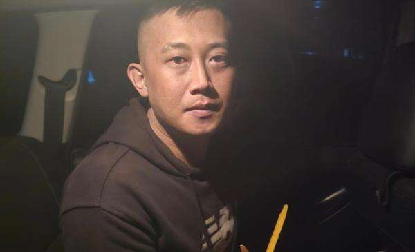 Taufik Hidayat Penyiksa dan Penyekap Wanita 3 Tahun Cengengesan Digiring ke Kantor Polisi Taufik Hidayat Penyiksa dan Penyekap Wanita 3 Tahun Cengengesan Digiring ke Kantor Polisi