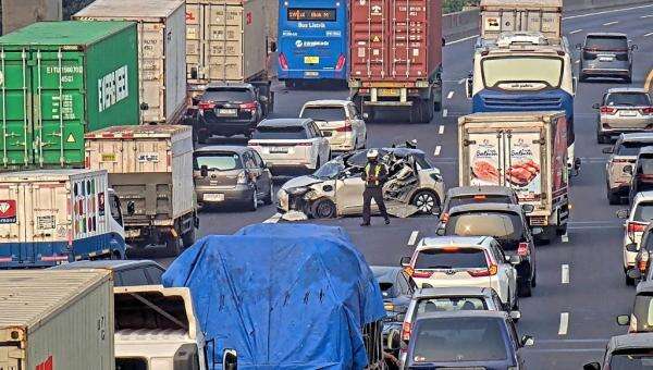 Mobil Listrik Kecelakaan di Tol Priok Arah Bandara, Kendaraan Ringsek Bikin Lalin Tersendat Mobil Listrik Kecelakaan di Tol Priok Arah Bandara, Kendaraan Ringsek Bikin Lalin Tersendat