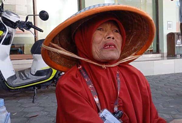 Tangis Haru Nenek Tukang Parkir di Brebes Dihadiahi Umrah usai Gagalkan Perampokan Rp3,6 Miliar Tangis Haru Nenek Tukang Parkir di Brebes Dihadiahi Umrah usai Gagalkan Perampokan Rp3,6 Miliar
