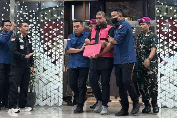 Ini Tampang Tersangka Baru Kasus MBG Memakai Rompi Tahanan Kejagung Ini Tampang Tersangka Baru Kasus MBG Memakai Rompi Tahanan Kejagung