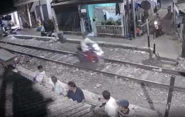 Viral Pemotor Surabaya Nekat Melaju di Rel Kereta, Ini Respons KAI Daop 8! Viral Pemotor Surabaya Nekat Melaju di Rel Kereta, Ini Respons KAI Daop 8!