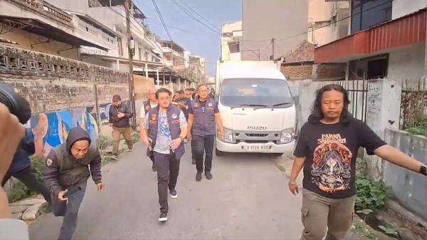 300 Polisi Gerebek Permukiman di Bandung, 21 Orang Positif Sabu Belasan Alat Isap Disita 300 Polisi Gerebek Permukiman di Bandung, 21 Orang Positif Sabu Belasan Alat Isap Disita