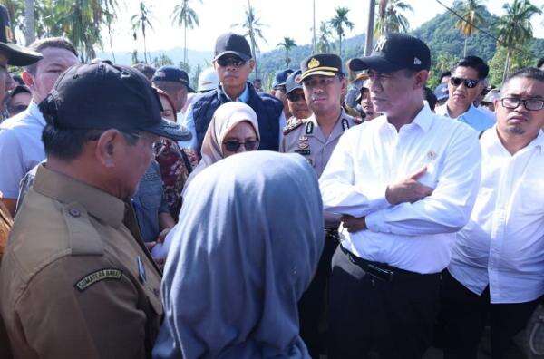 Beras SPHP Dioplos Jadi Premium, Mentan Pastikan Sanksi Tegas Pegawai Bulog Terlibat Beras SPHP Dioplos Jadi Premium, Mentan Pastikan Sanksi Tegas Pegawai Bulog Terlibat