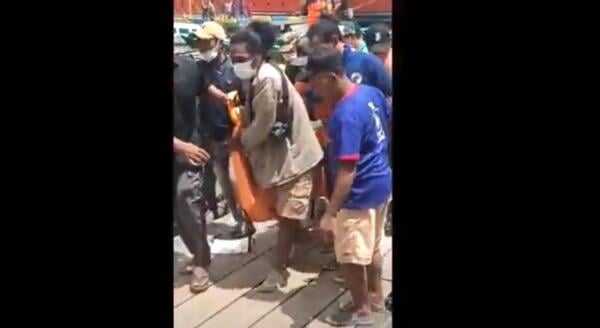 Jasad Jurnalis Metro TV Sahril Helmi Ditemukan Terdampar di Pantai Desa Sabatang Jasad Jurnalis Metro TV Sahril Helmi Ditemukan Terdampar di Pantai Desa Sabatang
