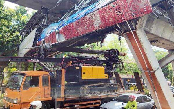 Rusak Parah usai Ditabrak Truk, JPO Tendean Jaksel Dibongkar Hari Ini Rusak Parah usai Ditabrak Truk, JPO Tendean Jaksel Dibongkar Hari Ini