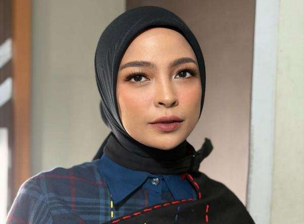 Tantri Kotak Kena Tipu Teman Sendiri hingga Rugi Rp10 Miliar Tantri Kotak Kena Tipu Teman Sendiri hingga Rugi Rp10 Miliar