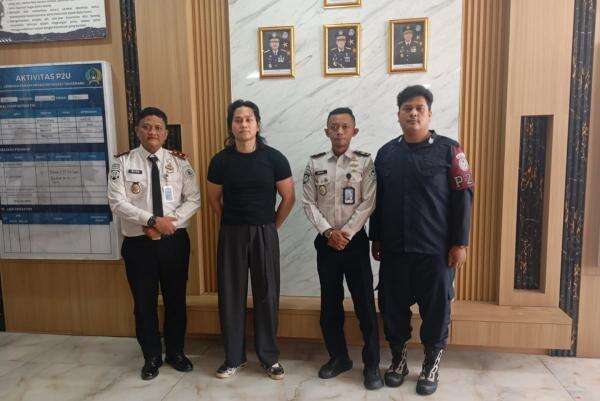 Indra Kenz Dijebloskan ke Sel Isolasi Lapas Kelas I Tangerang Indra Kenz Dijebloskan ke Sel Isolasi Lapas Kelas I Tangerang