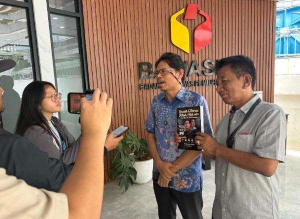 Bonatua Laporkan KPU dan Gibran ke Bawaslu: Serahkan Buku Berjudul 'Ijazah Gibran Juga Tidak Ada' Bonatua Laporkan KPU dan Gibran ke Bawaslu: Serahkan Buku Berjudul 'Ijazah Gibran Juga Tidak Ada'