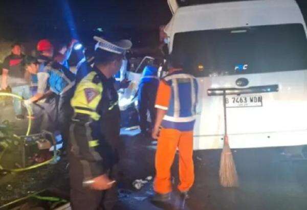 Hiace Tabrak Truk Tronton di Tol Pandaan-Malang, 3 Orang Tewas 5 Luka Hiace Tabrak Truk Tronton di Tol Pandaan-Malang, 3 Orang Tewas 5 Luka