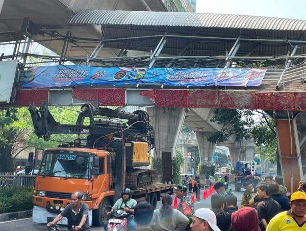 Saksi Mata dengar Dentuman Keras saat JPO Ditabrak Truk, Warga Lari Berhamburan Saksi Mata dengar Dentuman Keras saat JPO Ditabrak Truk, Warga Lari Berhamburan