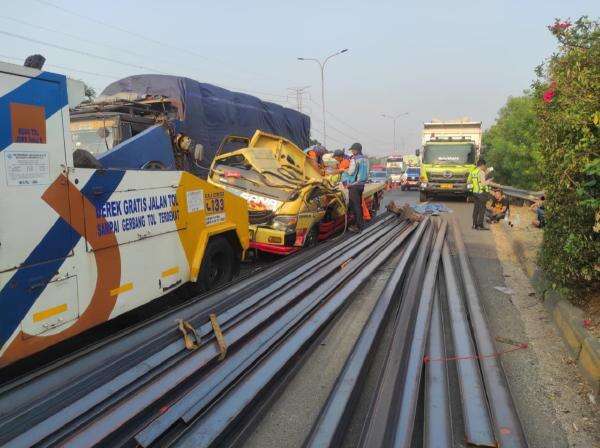 Truk Muatan Besi Tabrak Truk Tanah di Tol JORR Jati Asih, Lalu Lintas Padat hingga Bambu Apus Truk Muatan Besi Tabrak Truk Tanah di Tol JORR Jati Asih, Lalu Lintas Padat hingga Bambu Apus