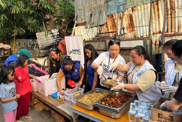 MNC Peduli dan Park Hyatt Jakarta Salurkan Makanan Bergizi, Warga Duri Kepa Mengaku Sangat Terbantu MNC Peduli dan Park Hyatt Jakarta Salurkan Makanan Bergizi, Warga Duri Kepa Mengaku Sangat Terbantu