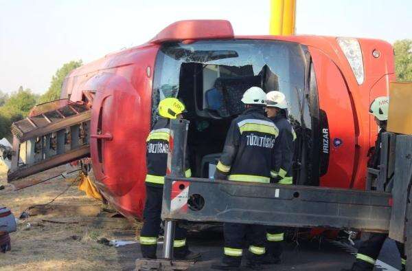 Bus Bawa Puluhan Jemaat Gereja Terguling, 12 Orang Tewas Bus Bawa Puluhan Jemaat Gereja Terguling, 12 Orang Tewas