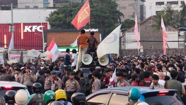 Gelombang Massa Aksi Terus Berdatangan ke Kawasan Tugu Tani Jakpus, Begini Penampakannya! Gelombang Massa Aksi Terus Berdatangan ke Kawasan Tugu Tani Jakpus, Begini Penampakannya!