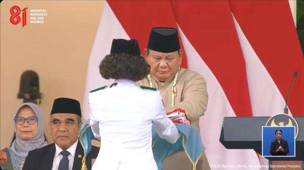 Upacara Penurunan Bendera Selesai, Sang Saka Merah Putih Kembali ke Monas Upacara Penurunan Bendera Selesai, Sang Saka Merah Putih Kembali ke Monas