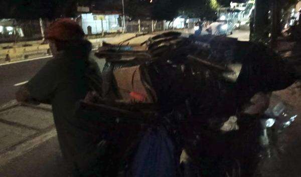 Fenomena Misterius di Mampang Jaksel, Warga Rela Tunggu Tengah Malam Demi Rp50 Ribu dari Pak Haji Fenomena Misterius di Mampang Jaksel, Warga Rela Tunggu Tengah Malam Demi Rp50 Ribu dari Pak Haji