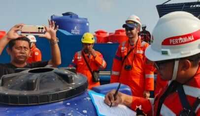 PHE OSES Salurkan 13.000 Liter Air Bersih untuk Warga Pulau Kelapa PHE OSES Salurkan 13.000 Liter Air Bersih untuk Warga Pulau Kelapa