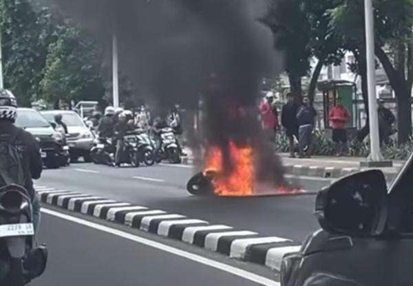 Motor Terbakar usai Hindari Mobil Rem Mendadak di Pasar Minggu Jaksel, Pengemudi Luka-Luka Motor Terbakar usai Hindari Mobil Rem Mendadak di Pasar Minggu Jaksel, Pengemudi Luka-Luka