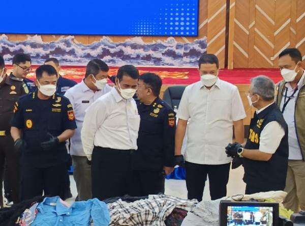 Bea Cukai Sita 1.435 Bal Pakaian Bekas Ilegal, Suahasil: Rugikan Industri hingga Konsumen Bea Cukai Sita 1.435 Bal Pakaian Bekas Ilegal, Suahasil: Rugikan Industri hingga Konsumen