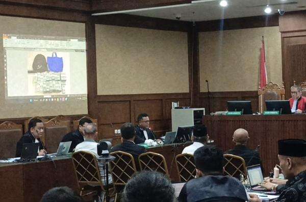 Barang Bukti Kasus Kuota Haji Ditampilkan di Sidang, Ada 9.599 Lembar Uang 100 Dolar AS Barang Bukti Kasus Kuota Haji Ditampilkan di Sidang, Ada 9.599 Lembar Uang 100 Dolar AS