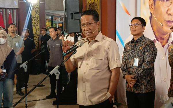 Menkum Akan Kaji Ulang Kenaikan Biaya Lepas Status WNI Menkum Akan Kaji Ulang Kenaikan Biaya Lepas Status WNI