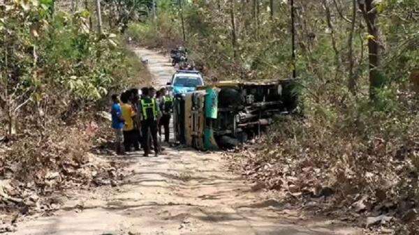 Truk Terbalik di Lembata, 5 Orang Tewas 10 Luka-Luka Truk Terbalik di Lembata, 5 Orang Tewas 10 Luka-Luka
