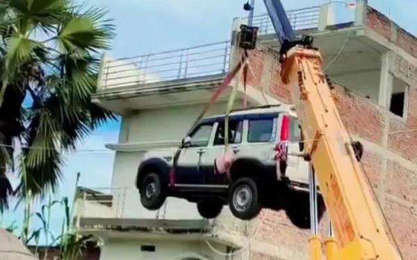 Takut Mobil Barunya Dicuri, Pemiliknya Sewa Derek Diangkat ke Atap Rumah Takut Mobil Barunya Dicuri, Pemiliknya Sewa Derek Diangkat ke Atap Rumah