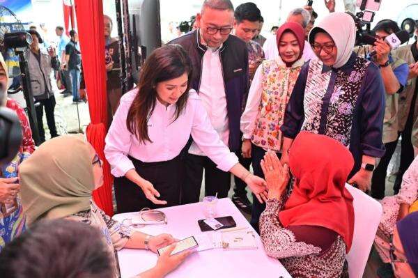 Digitalisasi Perlinsos Disambut Antusias di Surabaya, Komdigi Pastikan Warga Berhak Tak Terlewat Bantuan Digitalisasi Perlinsos Disambut Antusias di Surabaya, Komdigi Pastikan Warga Berhak Tak Terlewat Bantuan