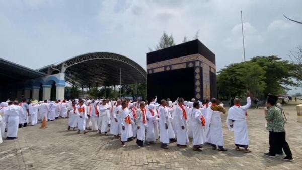 1.508 Calon Jamaah Haji Bojonegoro Ikuti Bimbingan Manasik, Siap Berangkat Mei 2025 1.508 Calon Jamaah Haji Bojonegoro Ikuti Bimbingan Manasik, Siap Berangkat Mei 2025