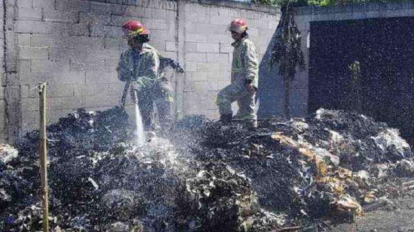Limbah Sepatu dan Sandal di Jombang Terbakar, Api dari Pembakaran Sisa Pakan Ternak Limbah Sepatu dan Sandal di Jombang Terbakar, Api dari Pembakaran Sisa Pakan Ternak