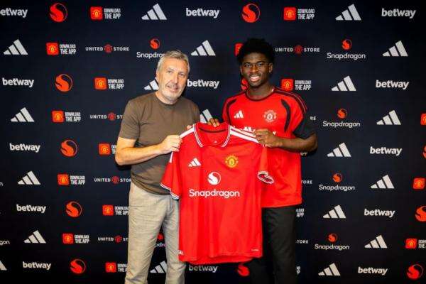 Resmi Gabung Manchester United, Carlos Baleba Tak Sabar Kerjasama dengan Carrick Resmi Gabung Manchester United, Carlos Baleba Tak Sabar Kerjasama dengan Carrick