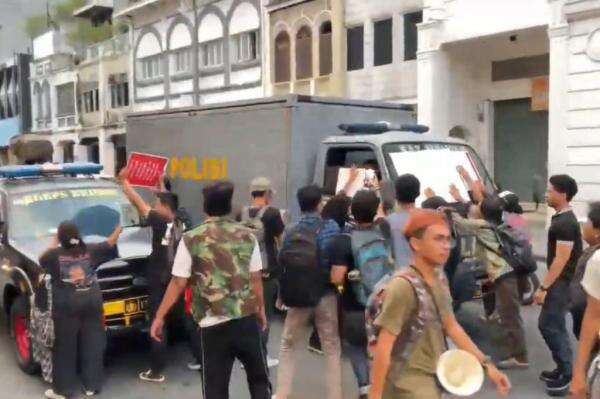 Aksi Demo Mahasiswa di Medan Memanas, Rantis Polisi Diadang Massa Aksi Demo Mahasiswa di Medan Memanas, Rantis Polisi Diadang Massa