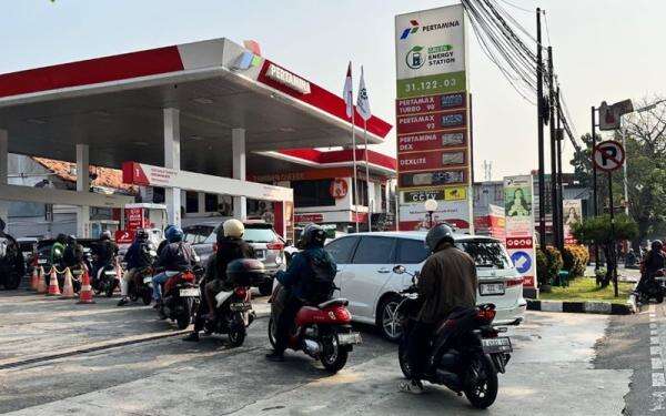 Bahlil Sebut Distribusi BBM di Bali Kembali Normal, Cadangan Minyak Ditambah Jadi 15 Hari Bahlil Sebut Distribusi BBM di Bali Kembali Normal, Cadangan Minyak Ditambah Jadi 15 Hari