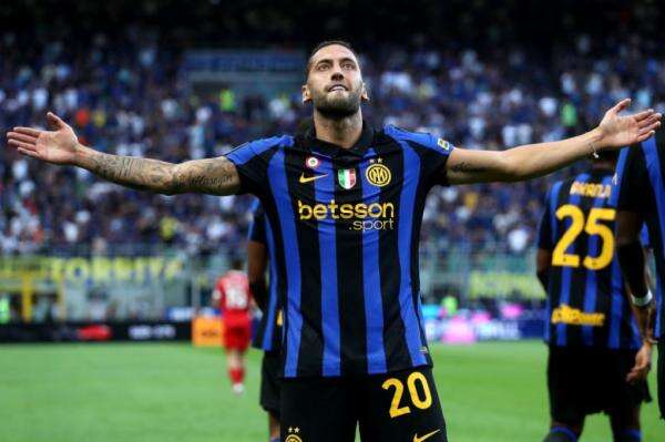 Inter Milan Dapat Kabar Buruk, Hakan Calhanoglu Absen Lawan AS Roma karena Cedera Inter Milan Dapat Kabar Buruk, Hakan Calhanoglu Absen Lawan AS Roma karena Cedera