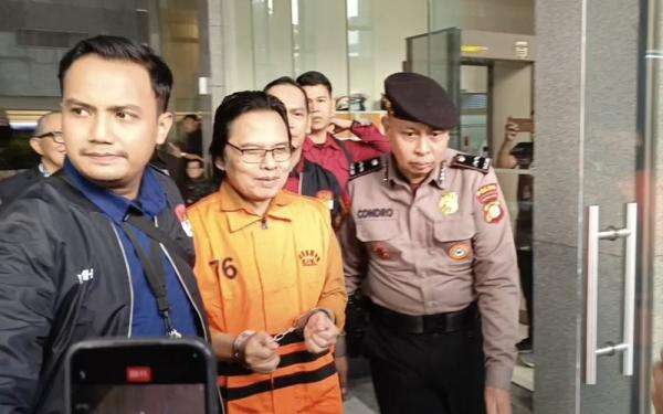 Kasus Dugaan Gratifikasi, Eks Sekjen MPR Ma'ruf Cahyono Kenakan Rompi Oranye Usai Diperiksa KPK Kasus Dugaan Gratifikasi, Eks Sekjen MPR Ma'ruf Cahyono Kenakan Rompi Oranye Usai Diperiksa KPK