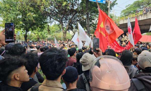 Polisi Cegat Massa Pendemo di Flyover Gerbang Pemuda Senayan saat Hendak Menuju DPR Polisi Cegat Massa Pendemo di Flyover Gerbang Pemuda Senayan saat Hendak Menuju DPR