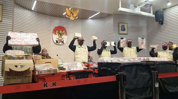 OTT Kasus HGB Bogor, KPK Sita Uang dan Valas Senilai Rp106,3 Miliar OTT Kasus HGB Bogor, KPK Sita Uang dan Valas Senilai Rp106,3 Miliar