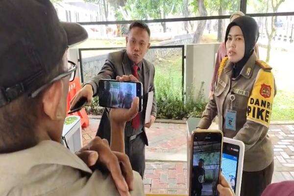 Sempat Ditahan, Ahmad Khozinuddin Cs Mengamuk di Depan Gedung DPR Sempat Ditahan, Ahmad Khozinuddin Cs Mengamuk di Depan Gedung DPR