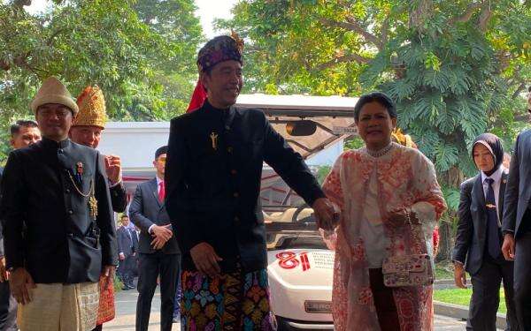 Jokowi Hadiri Upacara HUT ke-81 RI di Istana, Kenakan Baju Adat Bali Jokowi Hadiri Upacara HUT ke-81 RI di Istana, Kenakan Baju Adat Bali