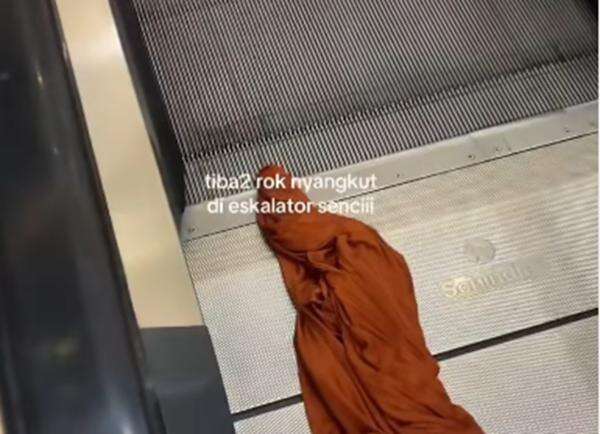 Viral! Rok Perempuan Nyangkut hingga Lepas di Eskalator Mal, Netizen: Untung Pakek Daleman Viral! Rok Perempuan Nyangkut hingga Lepas di Eskalator Mal, Netizen: Untung Pakek Daleman