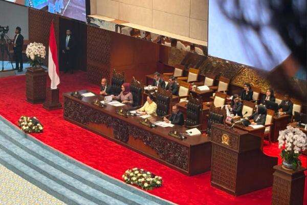 Tok! DPR Sahkan RUU PFII Jadi Undang-Undang Tok! DPR Sahkan RUU PFII Jadi Undang-Undang