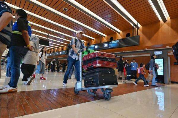 Harga Tiket Pesawat Bakal Naik Imbas Rupiah Melemah Nyaris Rp18.000 per Dolar AS Harga Tiket Pesawat Bakal Naik Imbas Rupiah Melemah Nyaris Rp18.000 per Dolar AS