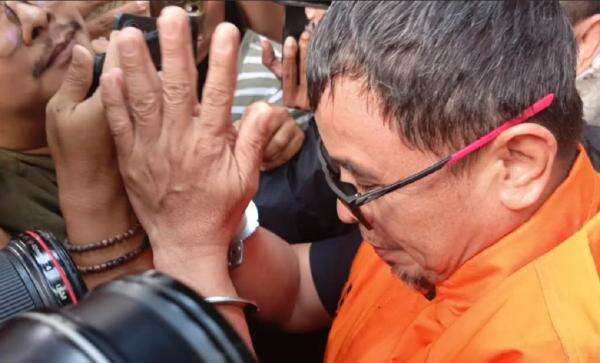 Breaking News: Bupati Bolmut Sirajudin Lasena Ditahan KPK, Pakai Rompi Oranye Breaking News: Bupati Bolmut Sirajudin Lasena Ditahan KPK, Pakai Rompi Oranye