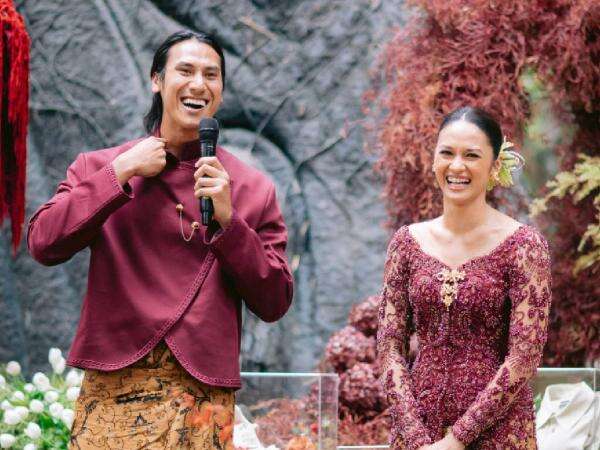 Sean Gelael Resmi Melamar Hana Malasan, Romantis Banget! Sean Gelael Resmi Melamar Hana Malasan, Romantis Banget!